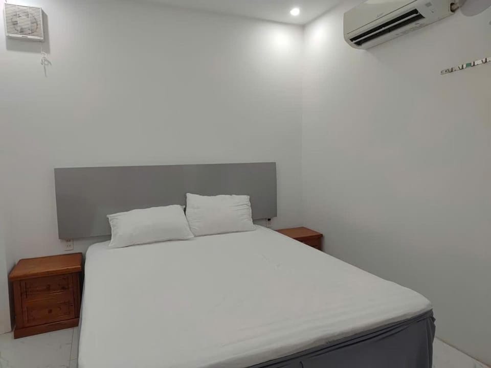 Bed, Photo of the whole room, Bedroom, air conditioner