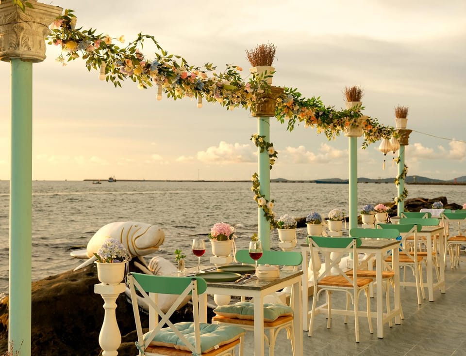 Restaurant/places to eat, Balcony/Terrace