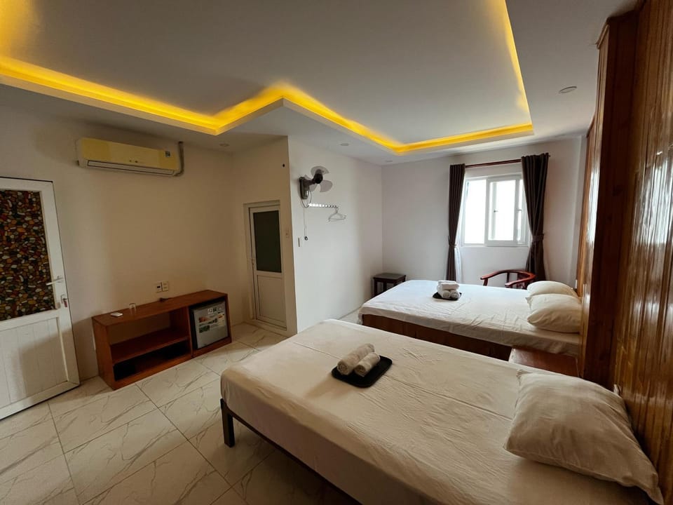 Bed, Photo of the whole room, Bedroom, minibar, towels, air conditioner