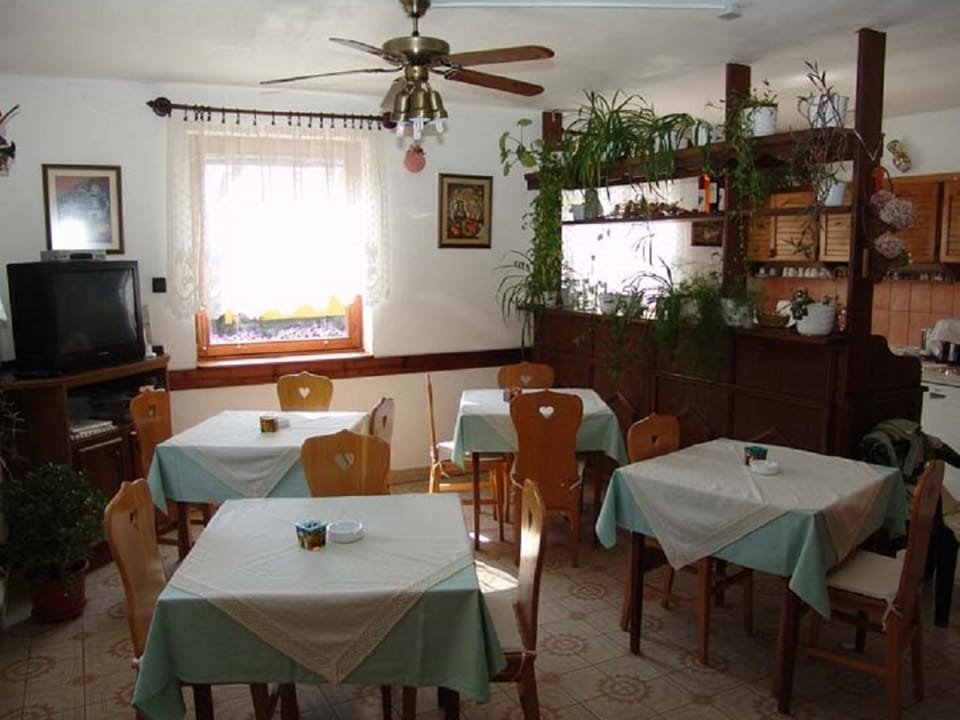 Restaurant/places to eat, Communal lounge/ TV room, On site