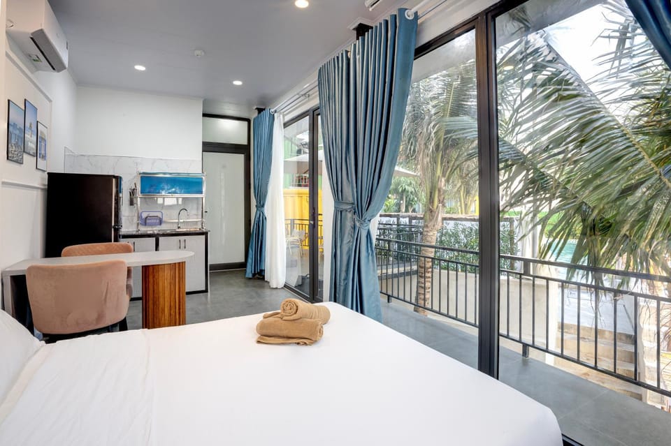 Bed, TV and multimedia, View (from property/room), Balcony/Terrace, Kitchen or kitchenette, Photo of the whole room, Bedroom, hair dresser, air conditioner