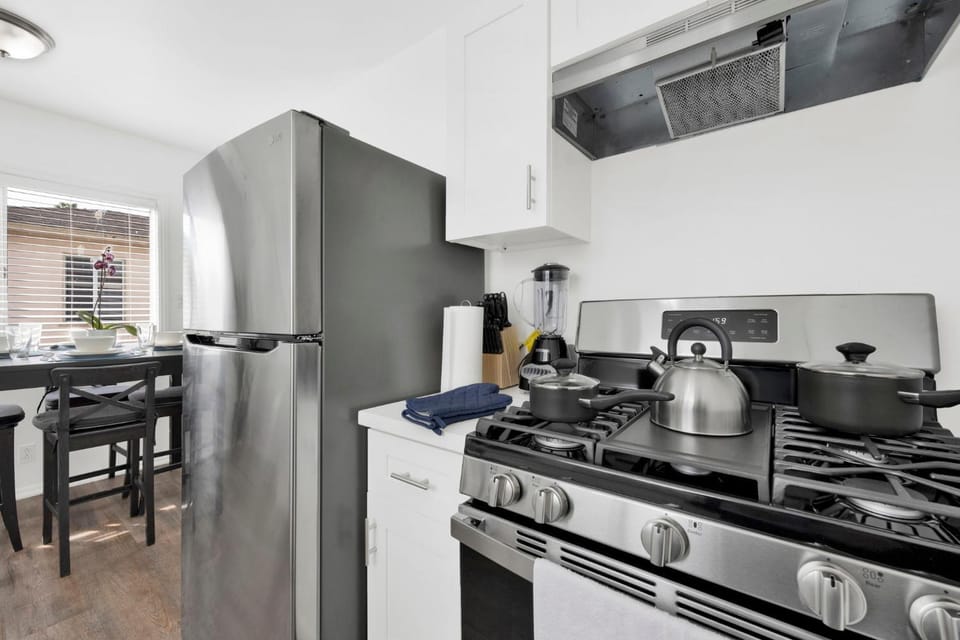 Kitchen or kitchenette, Dining area, stove
