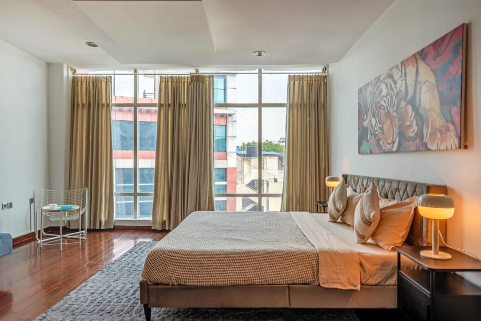 Bed, Photo of the whole room, Seating area, Bedroom