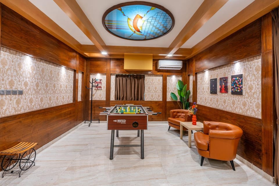 Game Room, Living room, Seating area, air conditioner