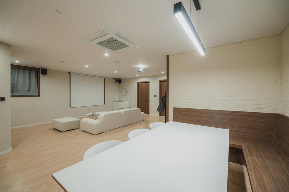 TV and multimedia, Seating area