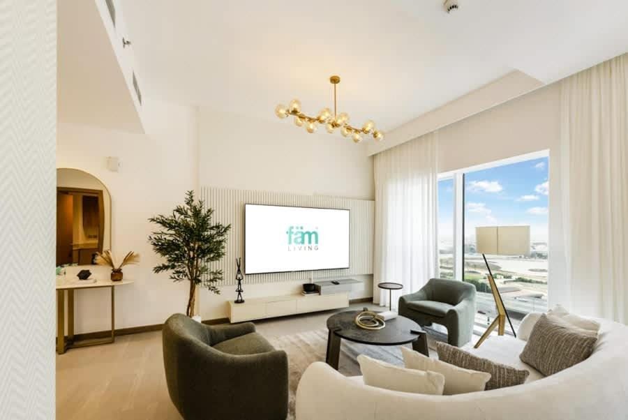 FAM Living - 3 bedroom and Maids Room Retreat Overlooking Dubai Canal Apartment in Dubai