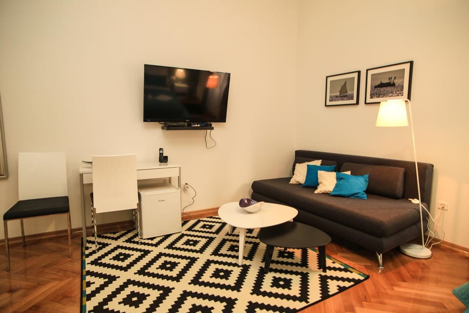 TV and multimedia, Coffee/tea facilities, Living room, Seating area, Dining area