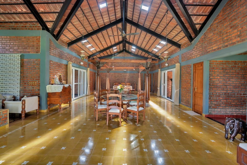 Living room, Food and drinks, Seating area, Dining area, Breakfast, Lunch, Dinner