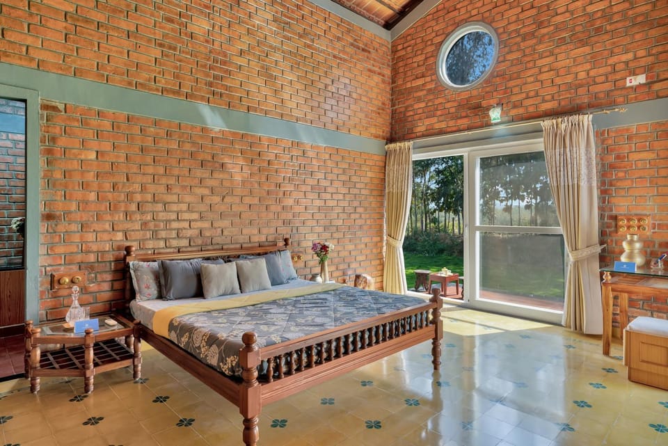 Bed, Photo of the whole room, Seating area, Bedroom, wardrobe