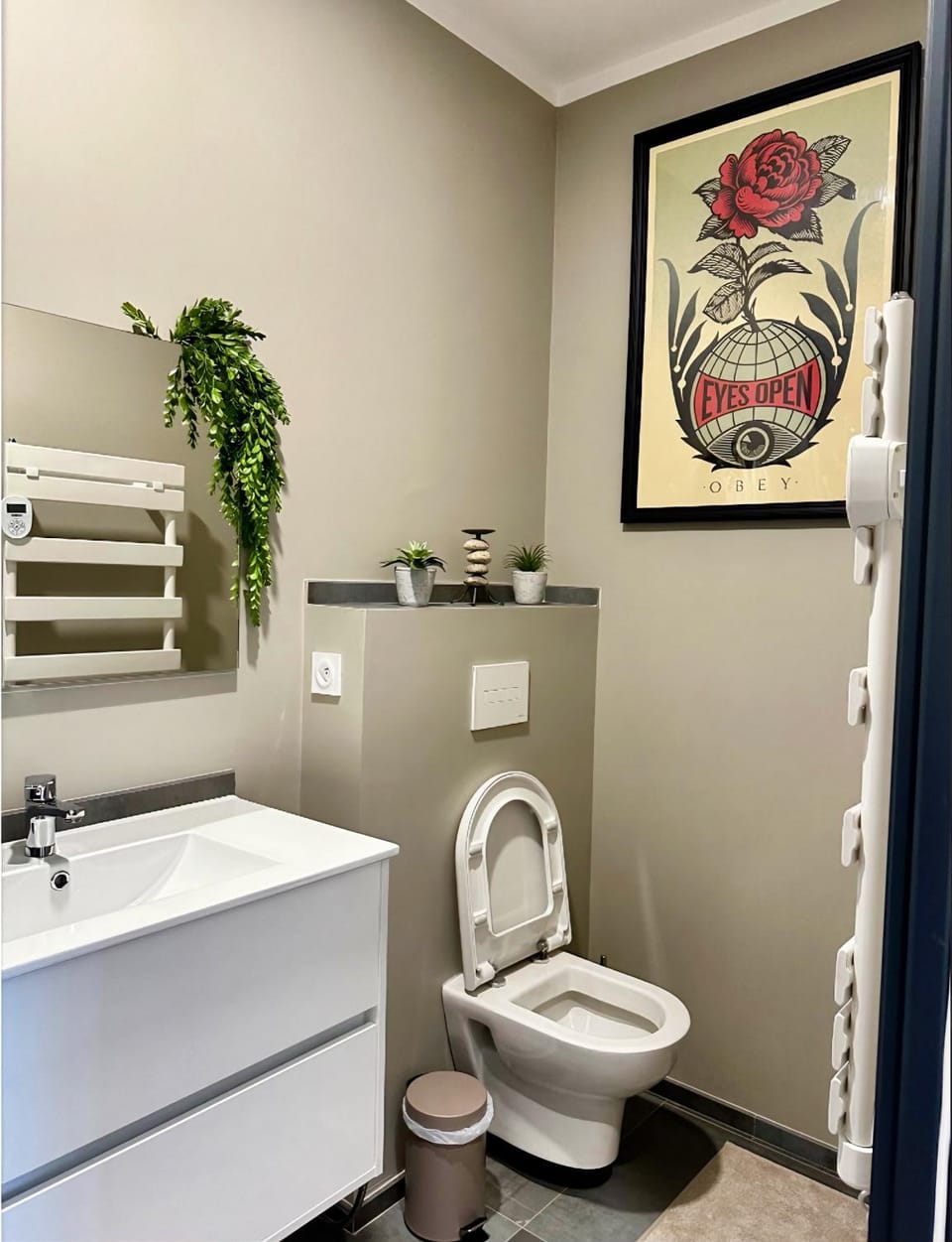 Toilet, Decorative detail