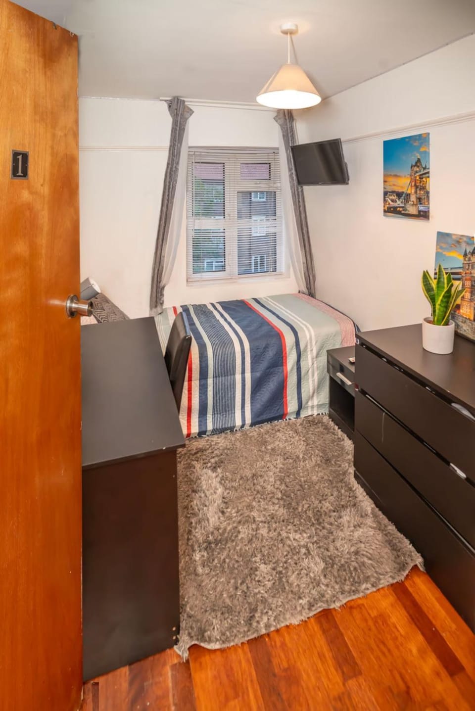 Communal lounge/ TV room, Bed, TV and multimedia, Decorative detail, Bedroom