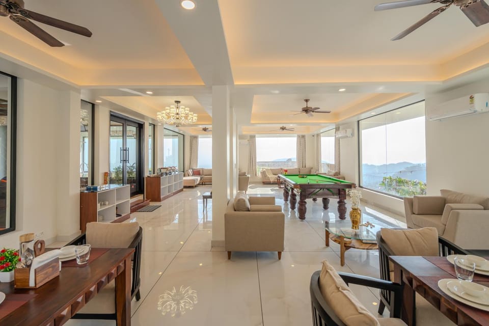 Communal lounge/ TV room, Game Room, Living room, Seating area, Evening entertainment, fireplace