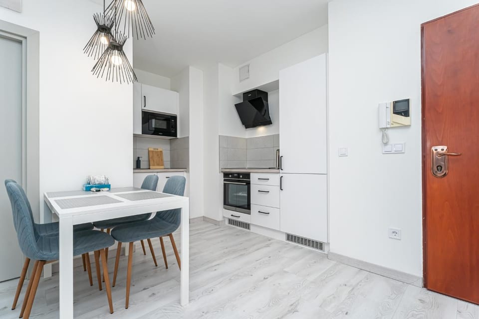 Kitchen or kitchenette, Dining area, oven