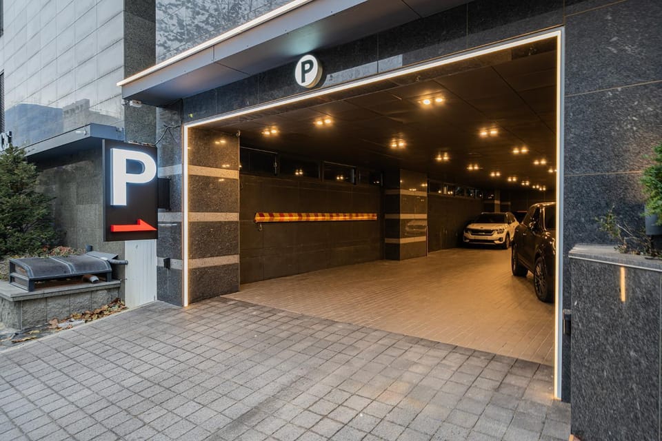 Facade/entrance, Parking