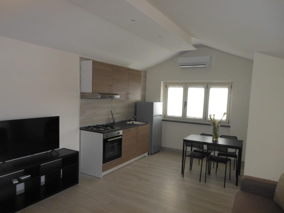TV and multimedia, Kitchen or kitchenette, Living room, Dining area, oven