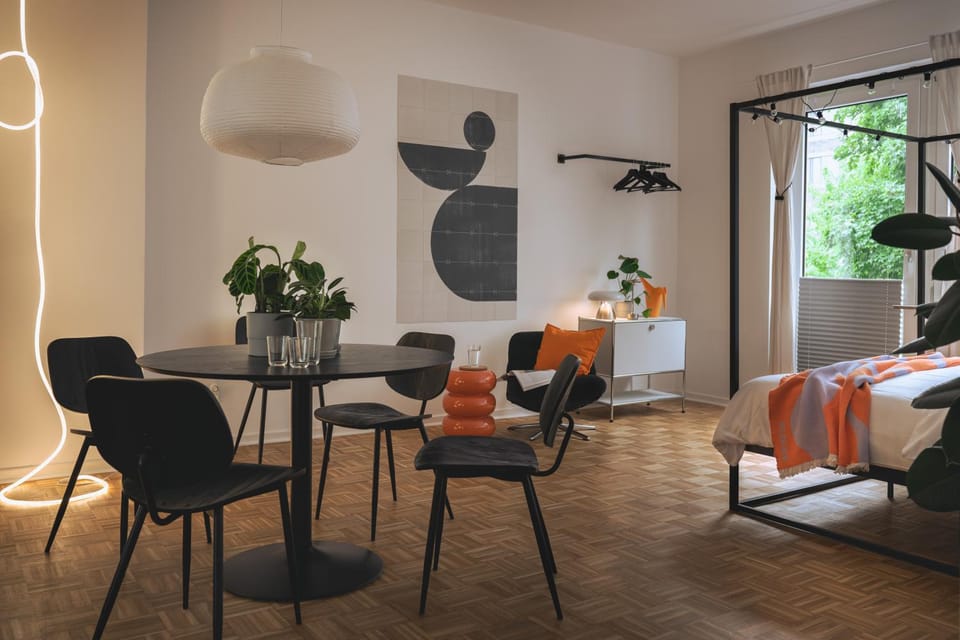 Bed, Living room, Photo of the whole room, Seating area, Dining area, Bedroom