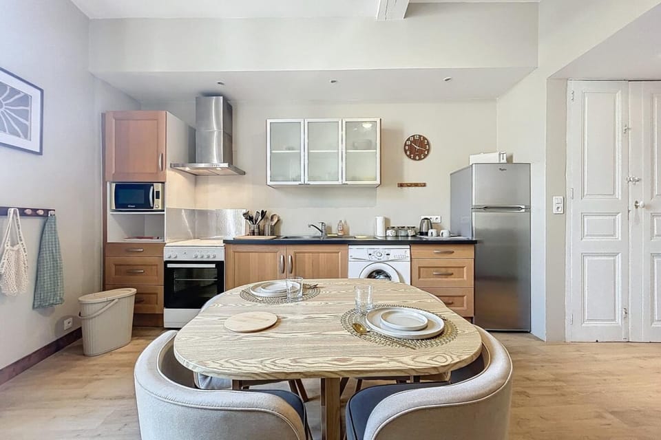 Kitchen or kitchenette, Dining area, oven, stove