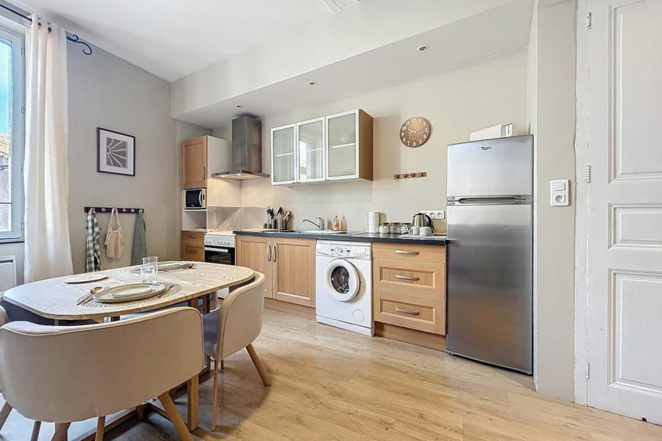 Kitchen or kitchenette, Dining area, oven, stove, washing machine