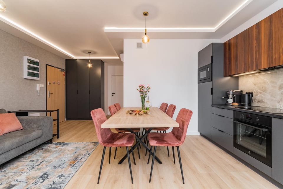 Coffee/tea facilities, Kitchen or kitchenette, Seating area, microwave, stove