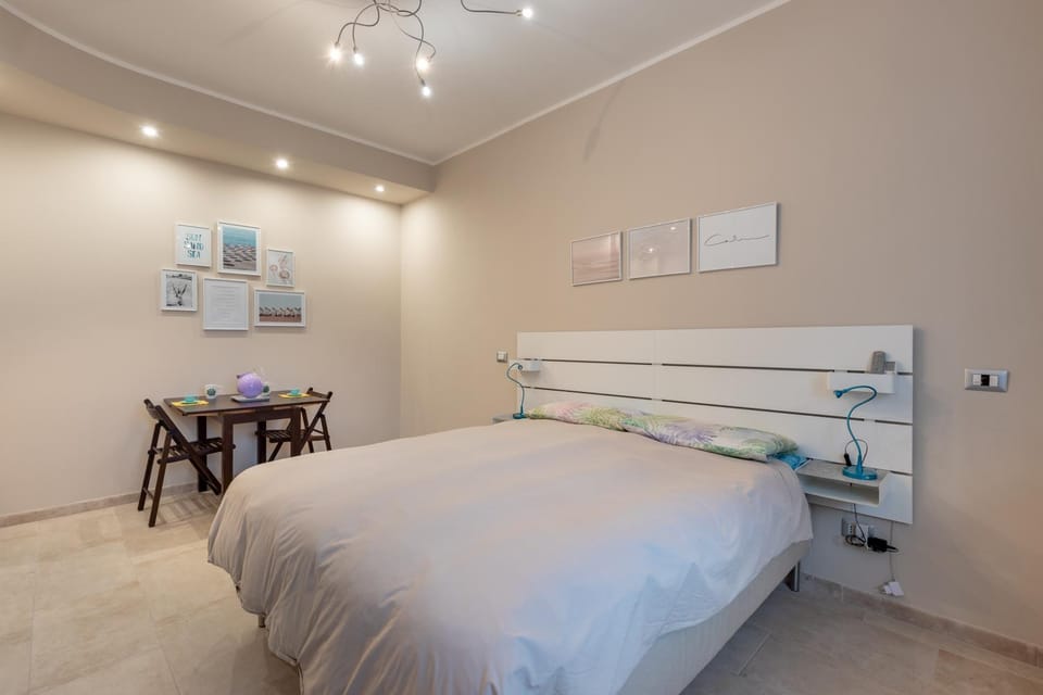 Bed, Seating area, Dining area, Bedroom