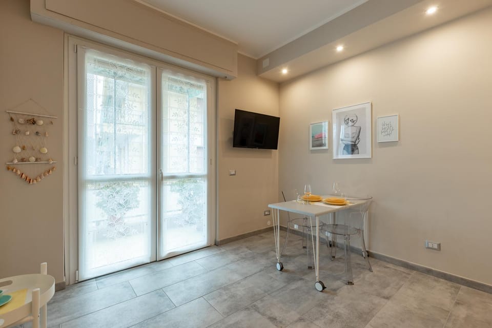 TV and multimedia, Seating area, Dining area