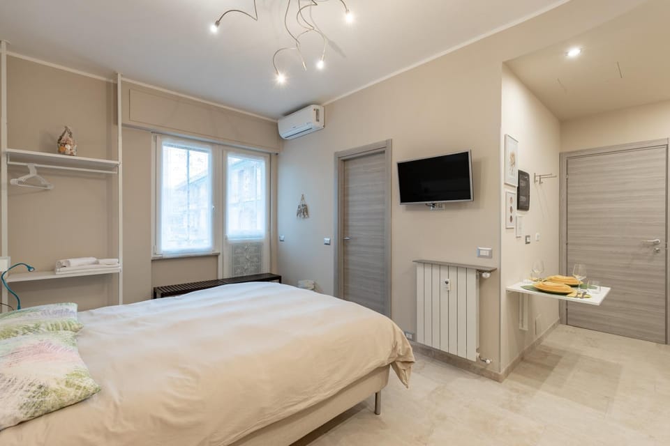 Bed, TV and multimedia, Dining area, Bedroom, wardrobe