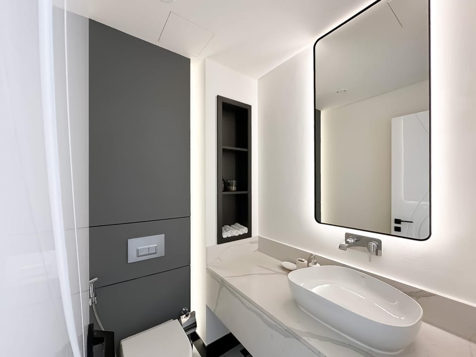 Trophy-Lux 1BR Jacuzzi Suite Busbay W Big Balcony Apartment in Dubai