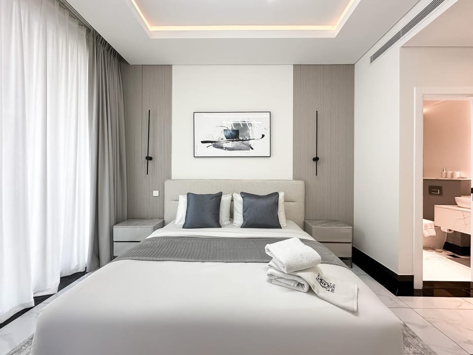 Trophy-Lux 1BR Jacuzzi Suite Busbay W Big Balcony Apartment in Dubai