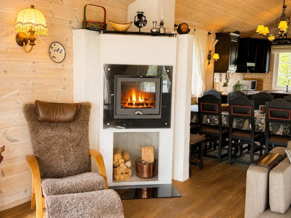 Dining area, fireplace
