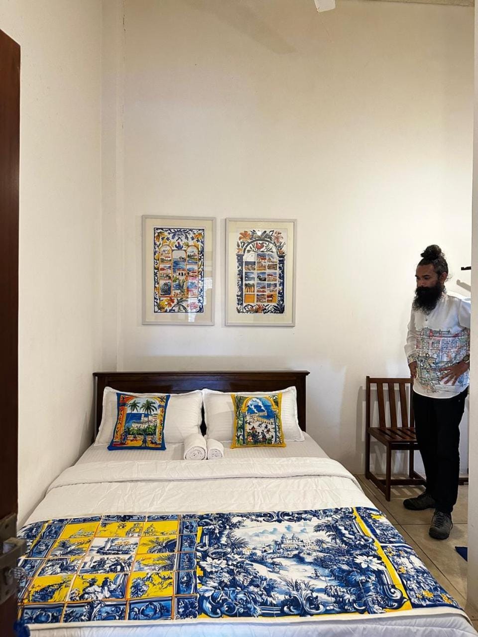 Photo of the whole room, Bedroom