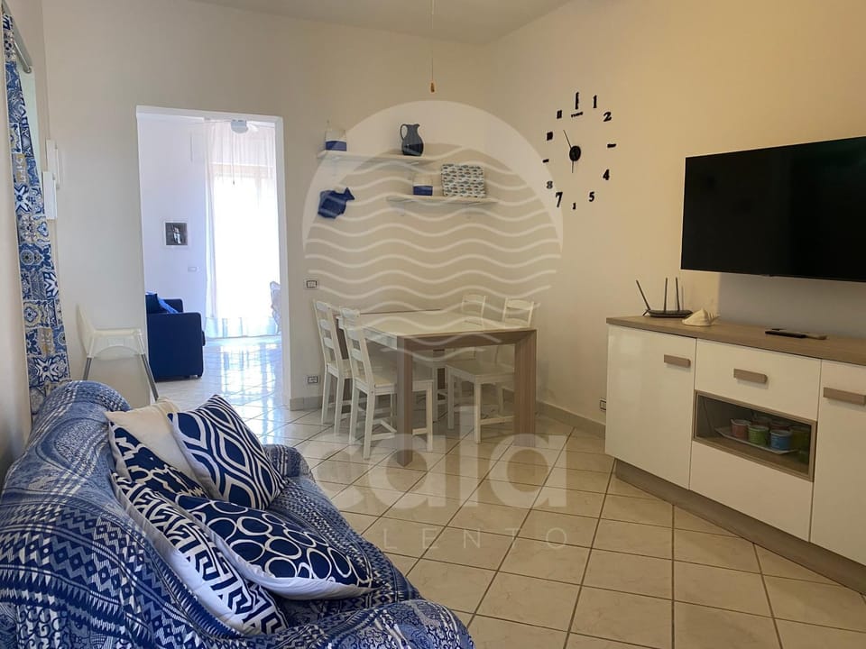 Communal lounge/ TV room, Kitchen or kitchenette, Living room