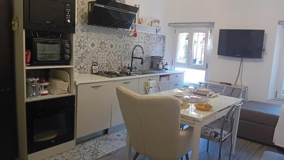 TV and multimedia, Coffee/tea facilities, Kitchen or kitchenette, Dining area, oven, stove, toaster
