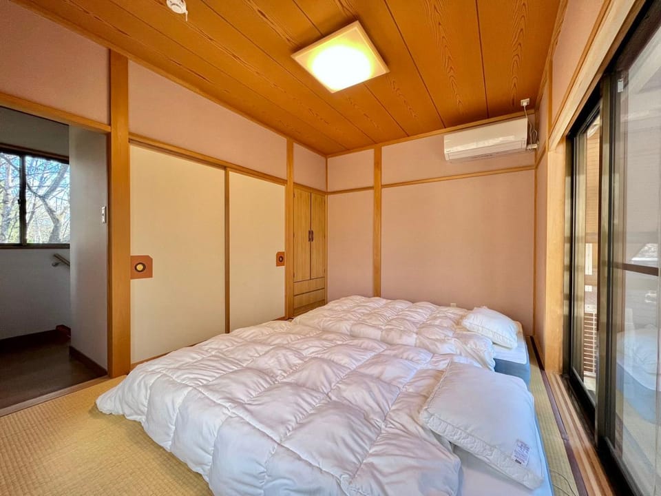 Photo of the whole room, Bedroom, air conditioner