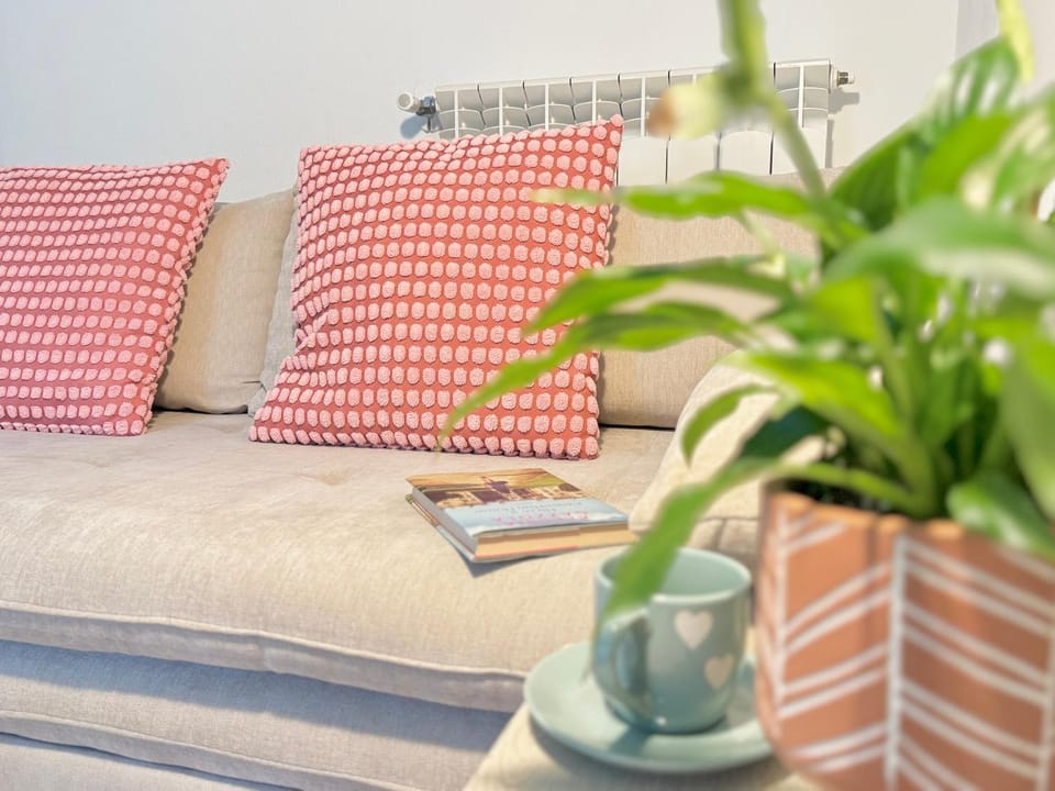 Bed, Library, Living room