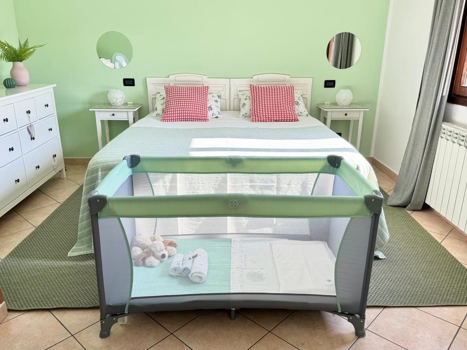 Bed, Photo of the whole room, Bedroom, young children, cot