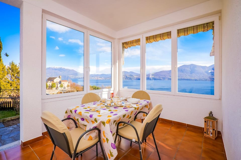 Balcony/Terrace, Lake view, Mountain view