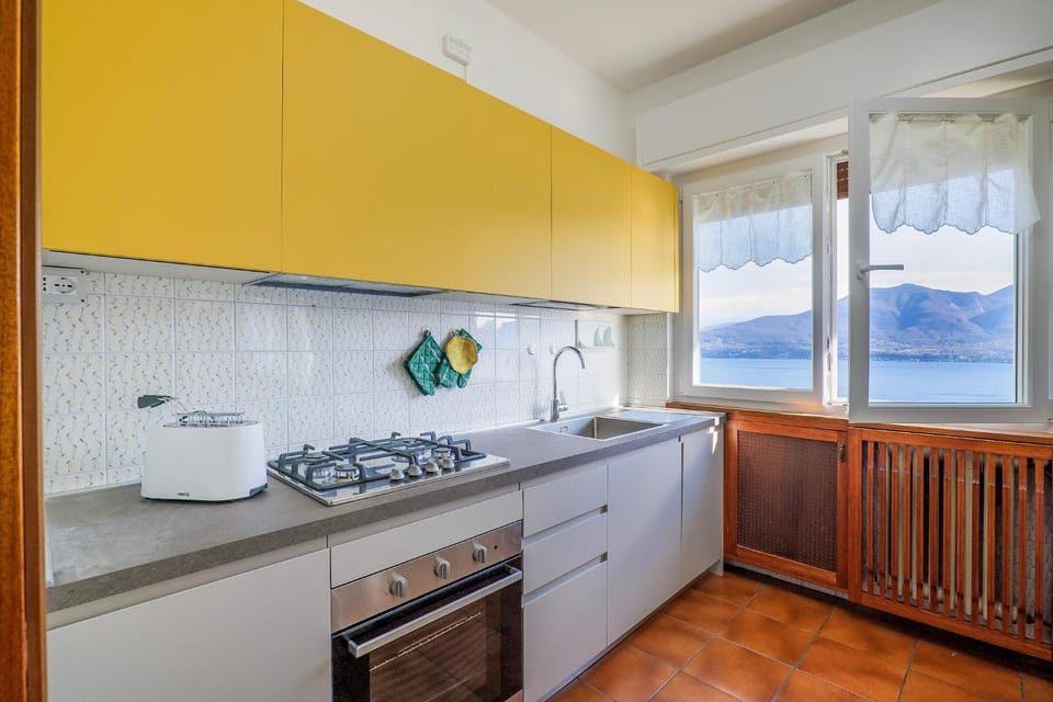Kitchen or kitchenette, Lake view, Mountain view