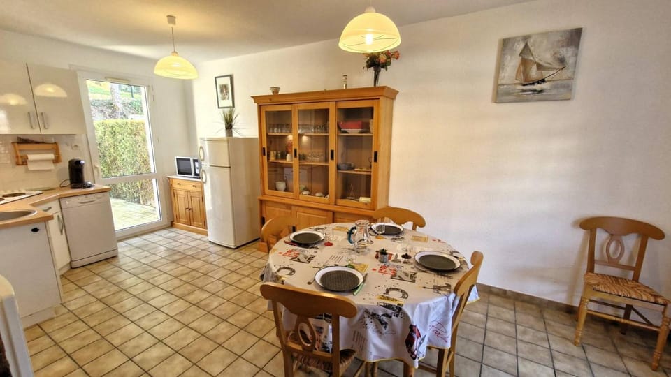 Kitchen or kitchenette, Dining area, dishwasher, stove