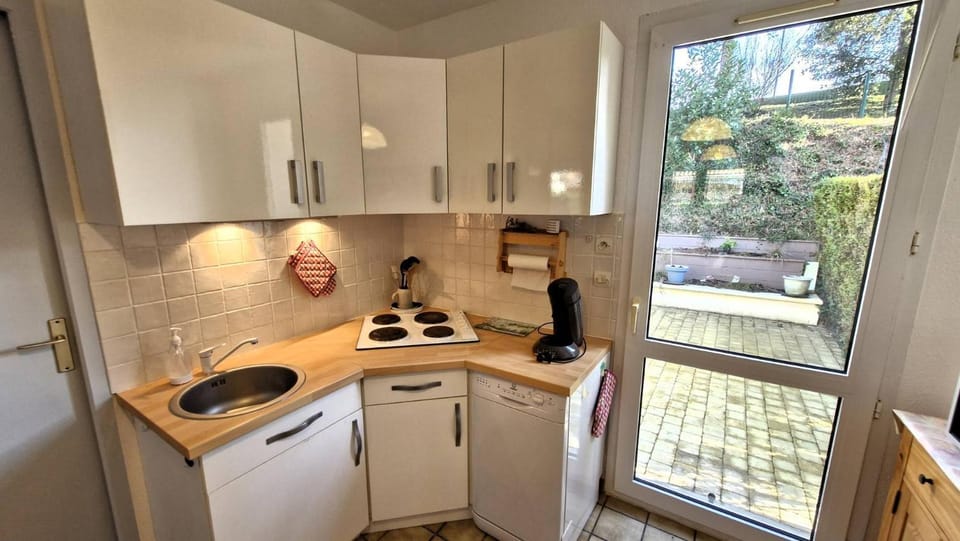 Kitchen or kitchenette, dishwasher, stove