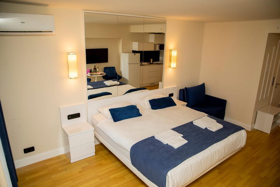 Bed, Photo of the whole room, minibar