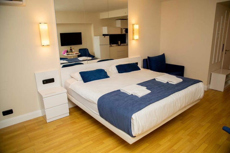 Bed, Photo of the whole room, towels