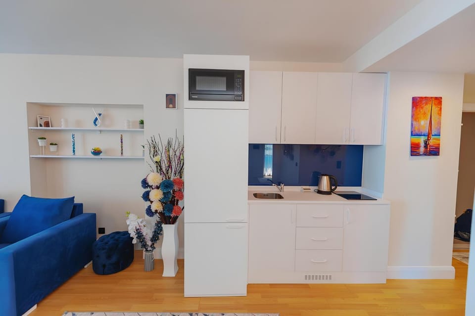 TV and multimedia, Kitchen or kitchenette, Living room, Seating area, minibar