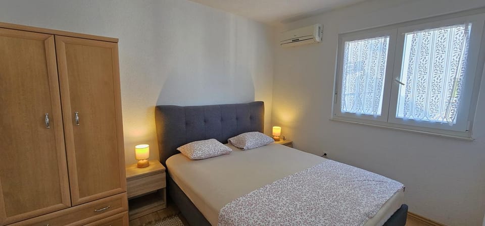 Bed, Bedroom, wardrobe, air conditioner