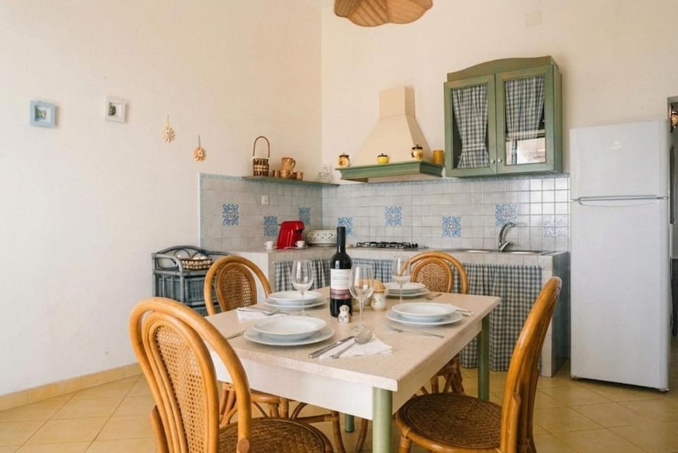 Kitchen or kitchenette, Dining area, stove