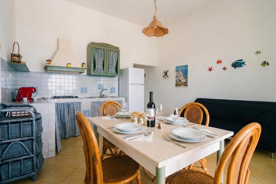 Kitchen or kitchenette, Dining area, stove