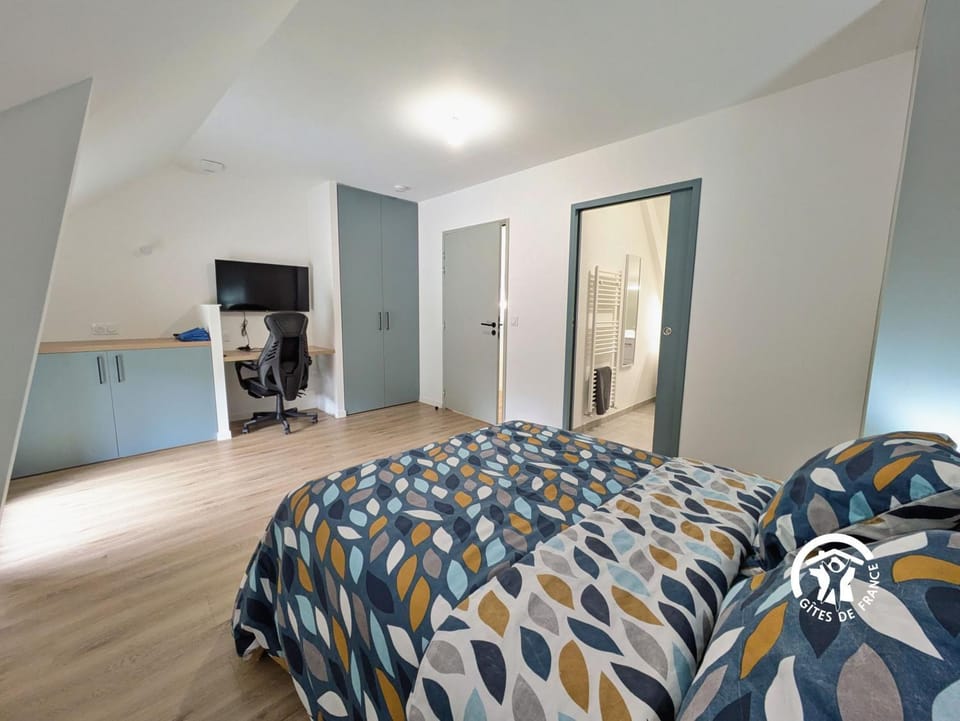 Bed, Photo of the whole room, Bedroom