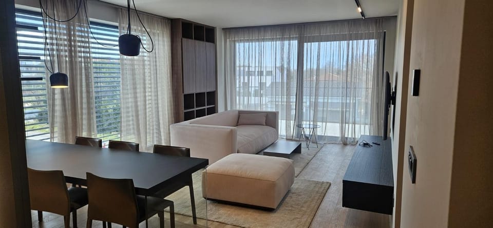 TV and multimedia, Living room, Photo of the whole room, Seating area, Dining area, Evening entertainment
