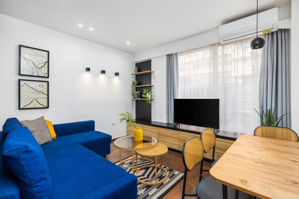 TV and multimedia, Living room, Seating area, Evening entertainment