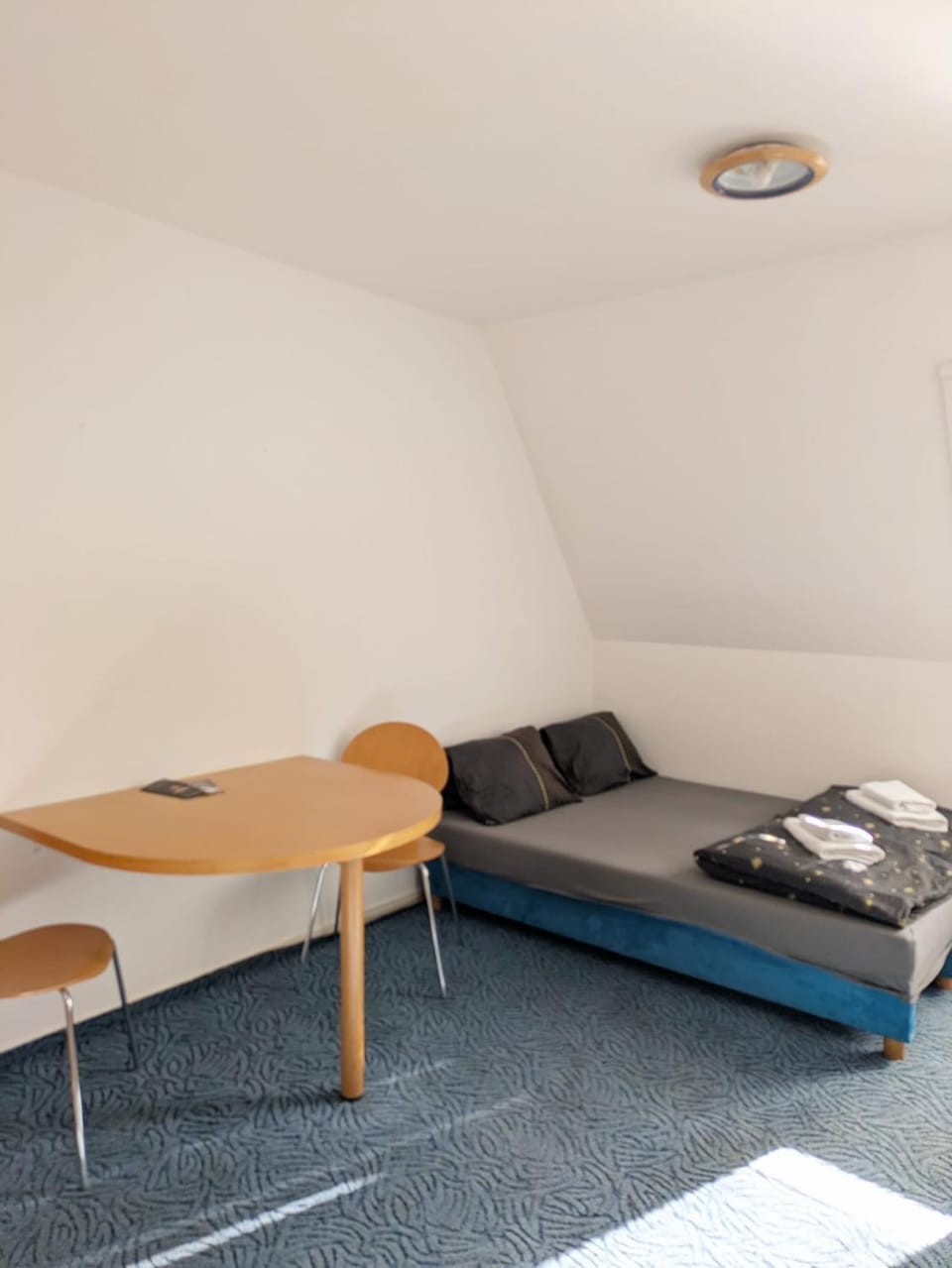 Photo of the whole room, Seating area