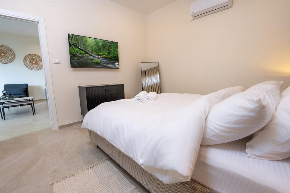 Bed, Living room, Seating area, Bedroom, towels, air conditioner